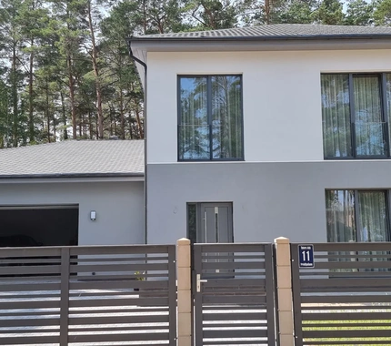 Privātmāja ar Saluds ražotiem Rehau geneo logiem